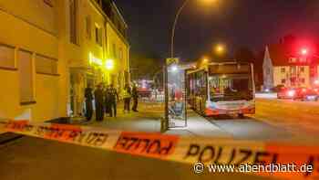Mann verletzt an Bushaltestelle zwei Personen mit Messer
