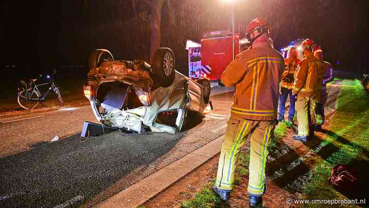 Vrouw zwaargewond na crash, auto belandde ondersteboven tegen een boom