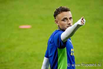 Noa Lang wordt op trainingscomplex PSV opgewacht door twee mannen