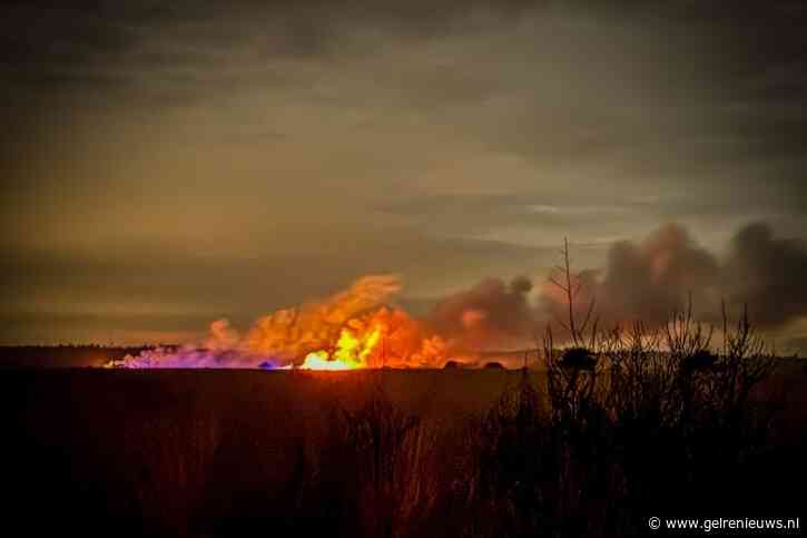 Groot stuk heide door brand verwoest, mogelijk brandstichting