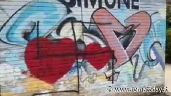 Vandalizzato parco pubblico, svastiche su muri e panchine