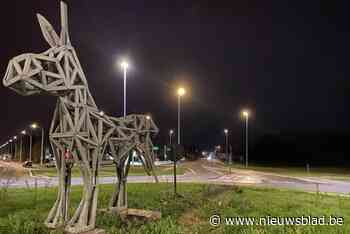 Standbeeld van ezel geraakt bij ongeval op rotonde