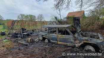 Auto en groentenserre in de as gelegd achter woning in Erpekom