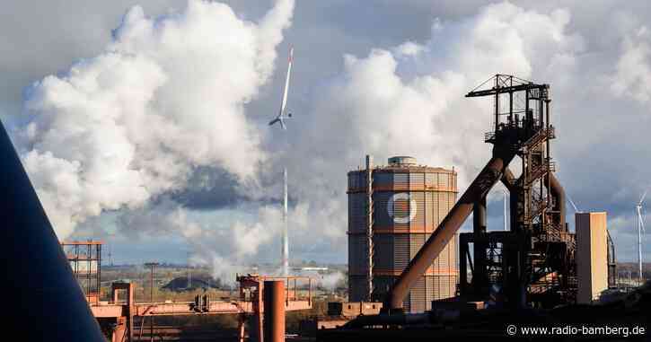 Kleinflugzeug stürzt auf Werksgelände – zwei Tote