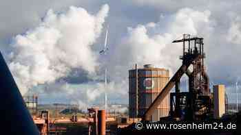 Kleinflugzeug stürzt auf Werksgelände - zwei Tote