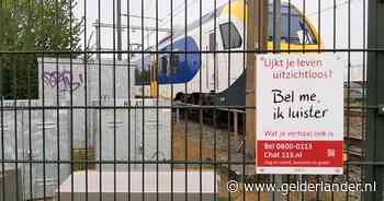 ‘Bel me, ik luister’. Steeds meer van deze bordjes tegen zelfdoding langs het spoor, want het werkt
