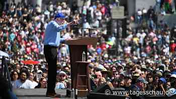 Los Angeles: Bernie Sanders versammelt Zehntausende Trump-Gegner