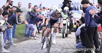 LIVE Parijs-Roubaix | Mathieu van der Poel solo na val Tadej Pogacar, toeschouwer gooit bidon richting Nederlander