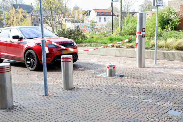 Auto zwaar beschadigd na botsing met inzinkbare paal in centrum