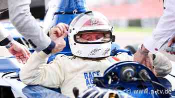 Frau Corinna half mit: Michael Schumacher signierte diesen Legenden-Helm