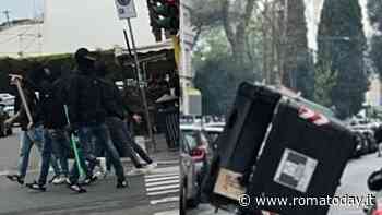Derby Lazio-Roma, idranti a Ponte Milvio e ultras armati di bastoni. Tensioni all'Olimpico