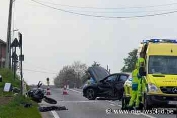 Motorrijder levensgevaarlijk gewond na zware aanrijding met voertuig