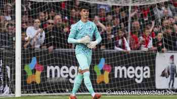 Debuterende Genk-doelman stopt penalty en eert overleden vader: “Papa zou willen dat ik deze match speelde”
