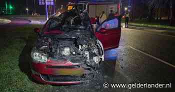 Auto vliegt tijdens het rijden in brand in Doetinchem, inzittenden met de schrik vrij