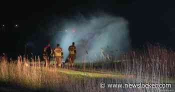 Stapels riet en takken in brand op verschillende plekken bij Friese dorpen