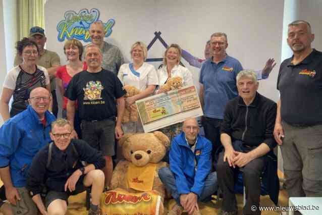 Kloenstappers wandelen naar ziekenhuis in Brugge en geven er mooi bedrag af