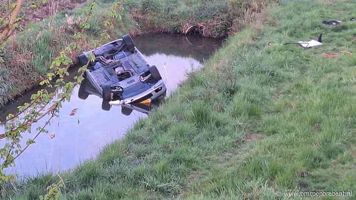 Auto ondersteboven in sloot, inzittende overleden