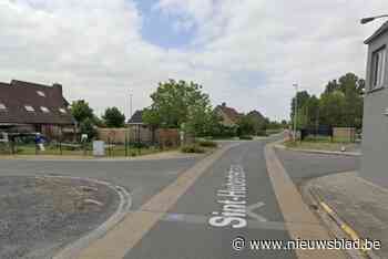 Tuinhuis vat vuur door wegbranden van onkruid: “Volledig in vlammen opgegaan”