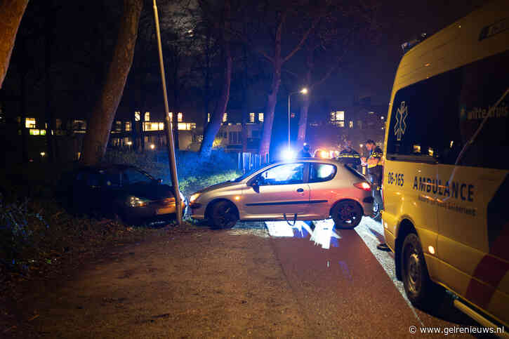 Auto vliegt uit bocht en botst op geparkeerd voertuig, flinke schade