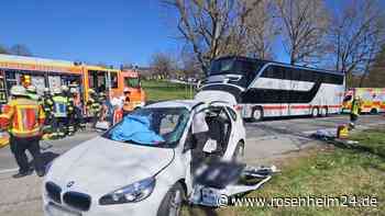 Linienbus erfasst BMW frontal: Fahrer (†89) stirbt wenig später in Krankenhaus