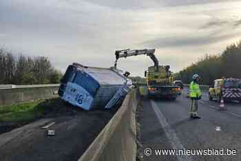 Bestelwagen belandt op dak op E40