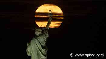 April's Full Pink Moon captivates skywatchers worldwide with dazzling 'micromoon' show (photos)