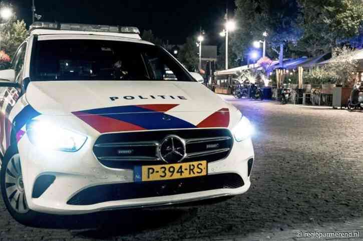 Sprintje met spijt op de Koemarkt: jongeman plast tegen politieauto en gaat onderuit