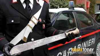 Aggredito da due uomini armati di machete e rapinato in strada