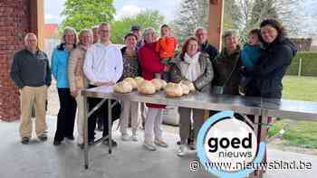 Dames van Xenia Bocholt leren ambachtelijk brood bakken aan de Sevenmolen in Kaulille