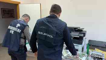 Stampano soldi falsi e li rivendono su Telegram