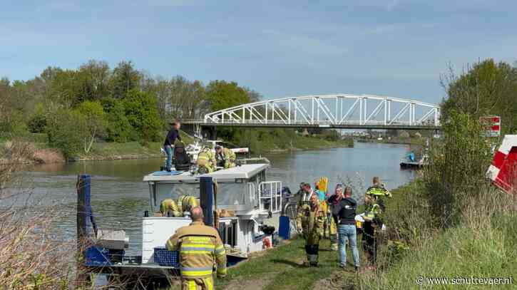 Stuurhut duwboot op Julianakanaal zakt in, schipper gewond