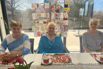 Maria blaast 100 kaarsjes uit