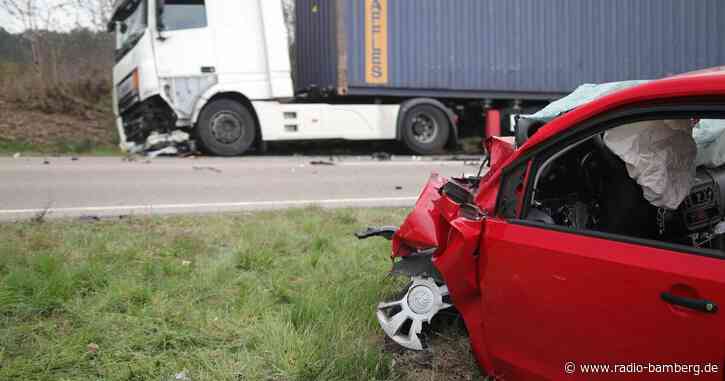 Pkw kollidiert mit Lkw – 68-jähriger Autofahrer stirbt