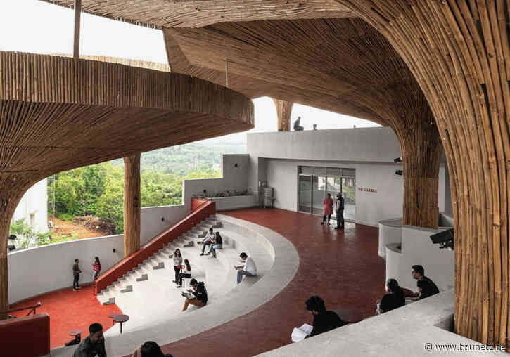 Unter Bambusschirmen - Universitätsgebäude in Manipal von The Purple Ink Studio