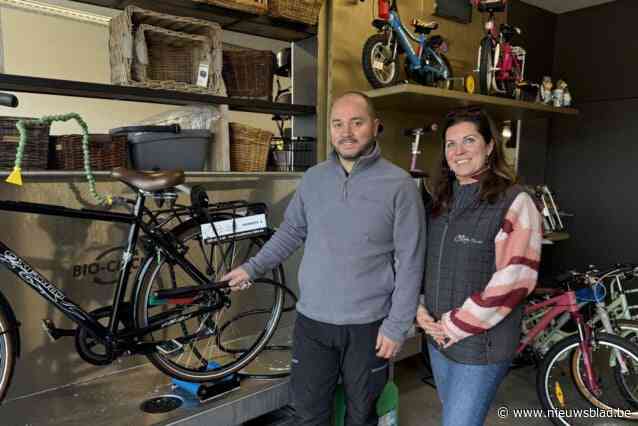 Deze duurzame fietsenhandel wast jouw tweewieler zonder één druppel water te gebruiken: “Dat recyleren hebben we van mijn opa”