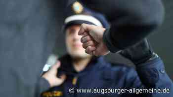 Mann schließt sich in Zugtoilette ein und schlägt Polizist ins Gesicht