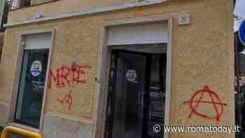 "Me***", vandalizzata la nuova sede di Forza Italia
