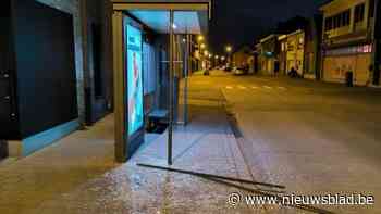 Glas van bushokje vernield