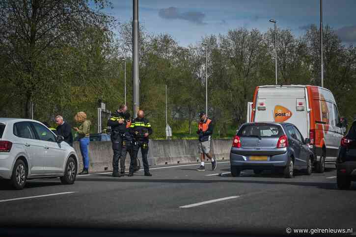 File op N325 na kop-staartbotsing bij Velperbroekcircuit