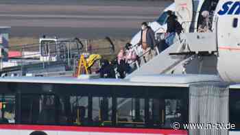 Union schießt gegen Baerbock: Bundesregierung verteidigt Ausflug von Afghanen nach Deutschland