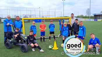 Jonge voetballertjes leven zich uit tijdens paaskamp in Martenslinde