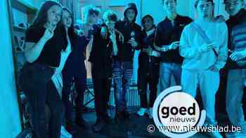 Jongeren brengen een laatste ode aan de oude pastorie tijdens ‘middernachtmis’