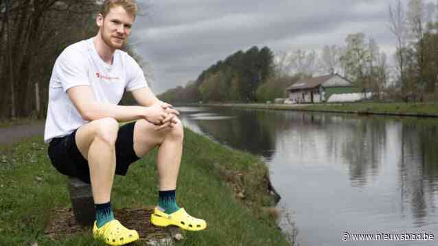 Jules (22) moet recordpoging marathon op crocs na 30 kilometer laten varen: “Het signaal van mijn lichaam kon niet duidelijker”
