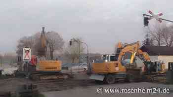 „Absolutes Verkehrs-Chaos in Reitmehring“: Sperrung des Bahnübergangs sorgt für Ärger
