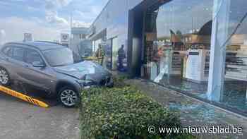 Bestuurster rijdt door vitrine cosmeticagigant Estée Lauder in Oevel: drie mensen naar ziekenhuis