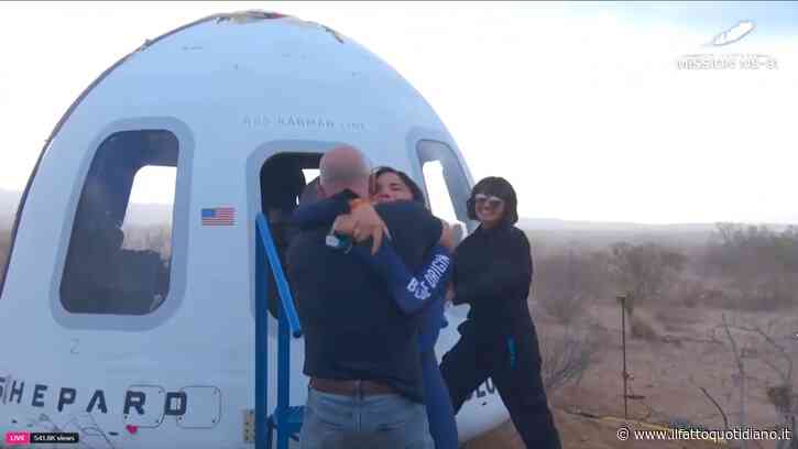 L’ansia di Jeff Bezos e Katy Perry che bacia la terra dopo il volo nello Spazio: le immagini del viaggio vip sulla Blue Origin