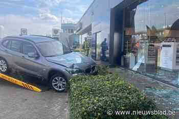 Bestuurster rijdt door vitrine cosmeticagigant Estée Lauder: drie mensen naar ziekenhuis