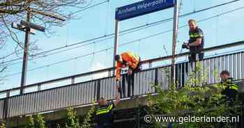 Man zit onder perron van Arnhems station: treinverkeer vertraagd