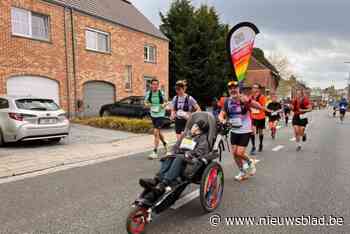 Jan duwt mindervalide zoon Mirko (16) in buggy voort en haalt zo samen finish van EK marathon: “De lach op zijn gezicht zal ik voor altijd meedragen”