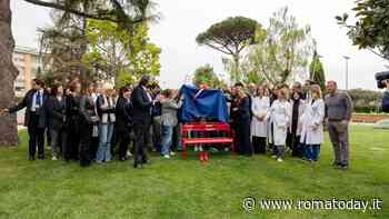 Al campus romano dell'Università Cattolica inaugurata una panchina rossa contro la violenza di genere